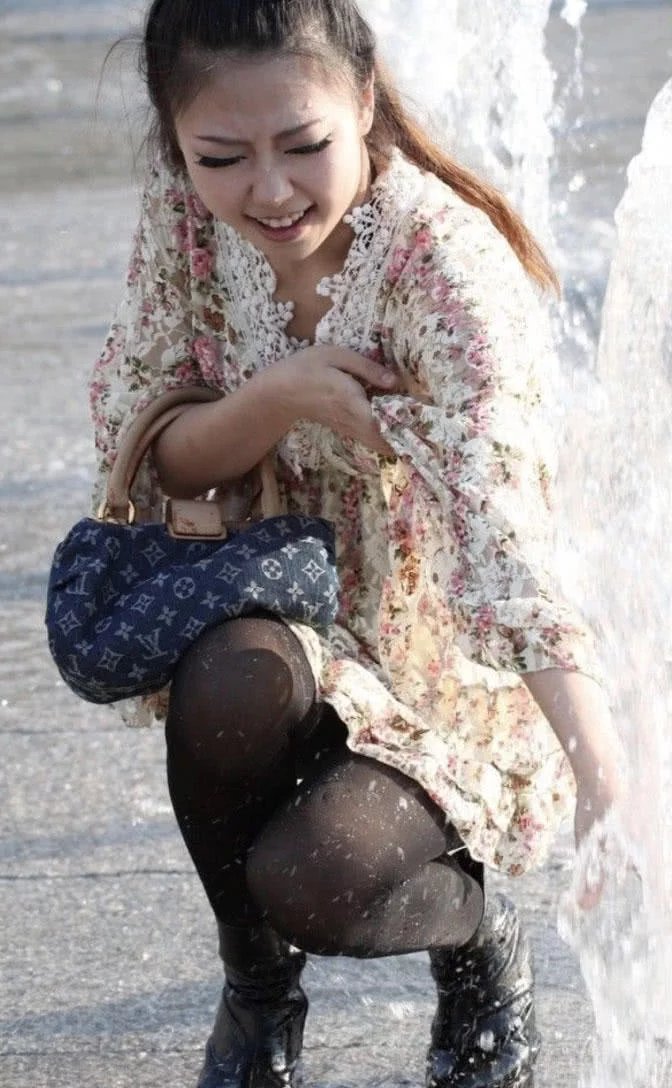 黑丝袜小姐姐街头游玩，各种高难动作，男友有些受不了了