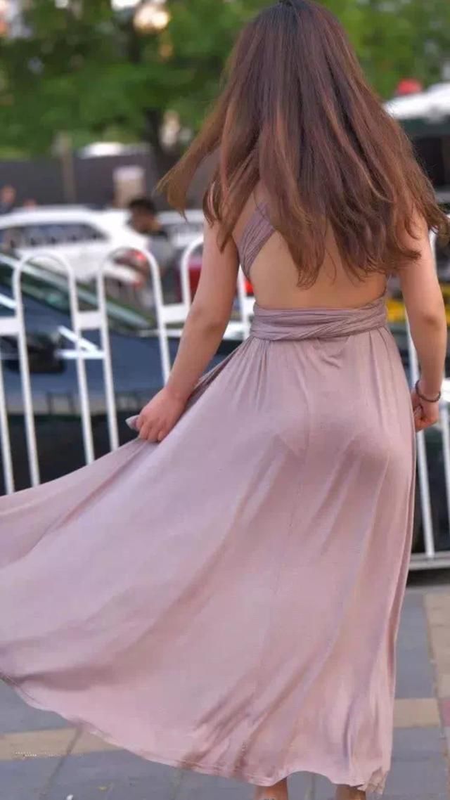 街拍，没有金刚钻哪敢揽瓷器活，没有料敢穿这裙子？