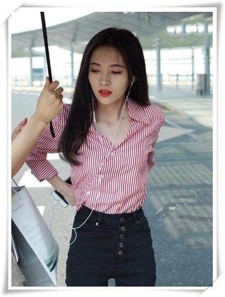 鞠婧祎终于不再当众提短裤，用两根绳把裤腰勒紧，网友：A4腰啊？