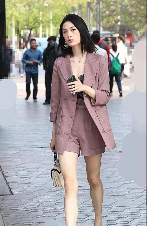  「人穿」“人，穿对衣服比穿贵衣服重要”你认同这句话吗，为什么？