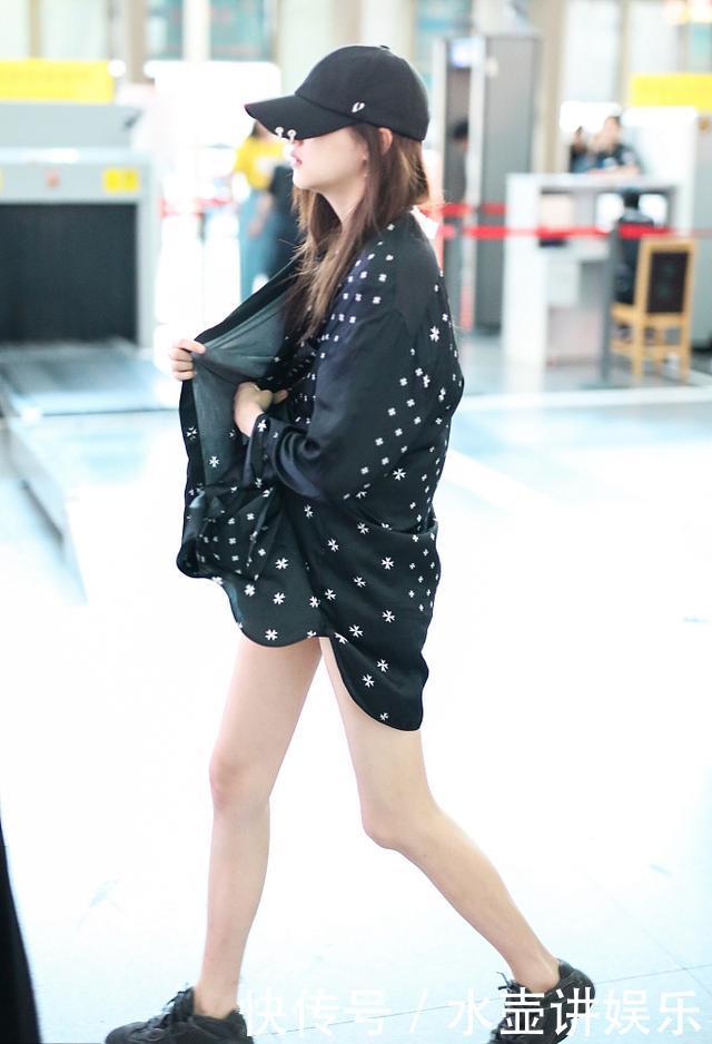 关晓彤低调现身，全黑look帅翻天，“筷子腿”惊艳众人！