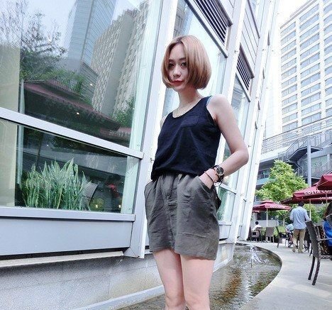 街拍桂林这边最养眼的风景莫过于长腿美女了!各种新潮服饰,露脐