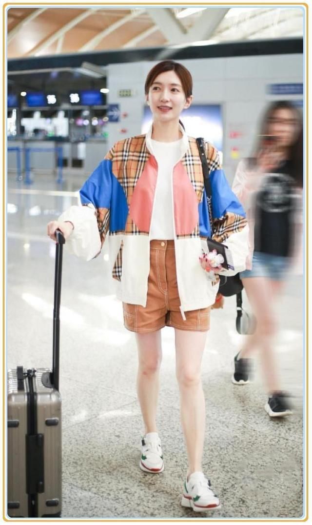 江疏影厉害!168穿格纹外套竟不输175李宇春,网友:主要看女人味