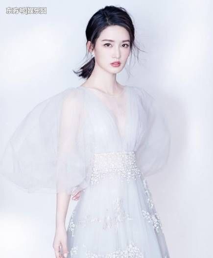李沁胆大 一身透明“气球”也敢往身上套 网友: 身材好