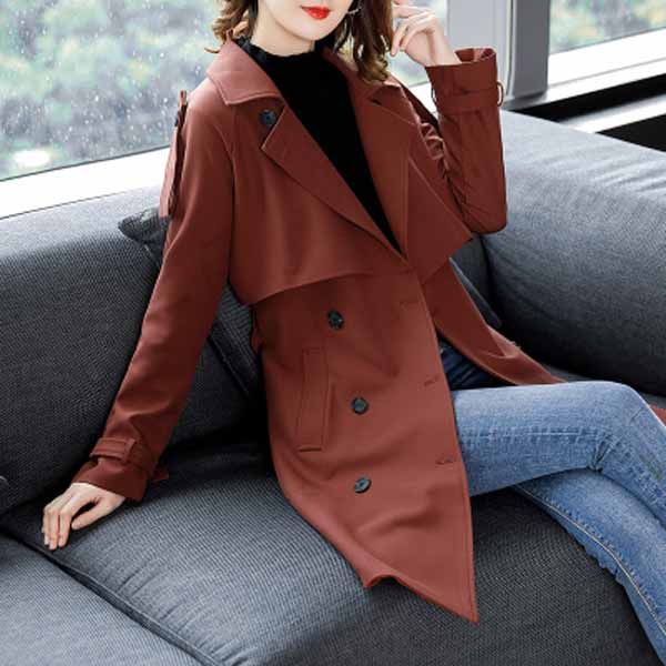 女人再懒别穿打底衫出门,今年流行的风衣外套,洋气减龄又舒适