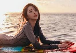 街拍：海边游泳冲浪的连体泳衣小姐姐，轻松秀出凹凸有致的身材！