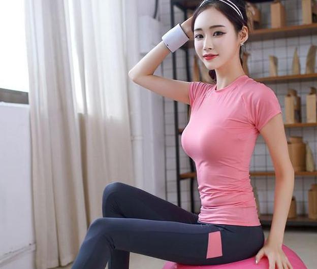 迷人的紧身打底裤美女，衬托优美的线条