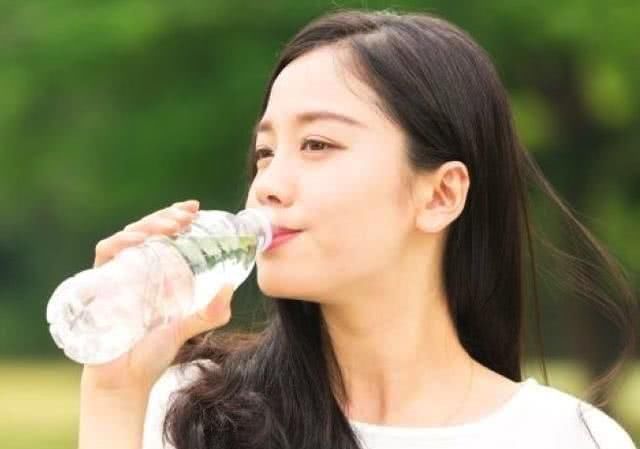  「喝水」女孩子经常喝水，皮肤就一定能变好吗？真相来了