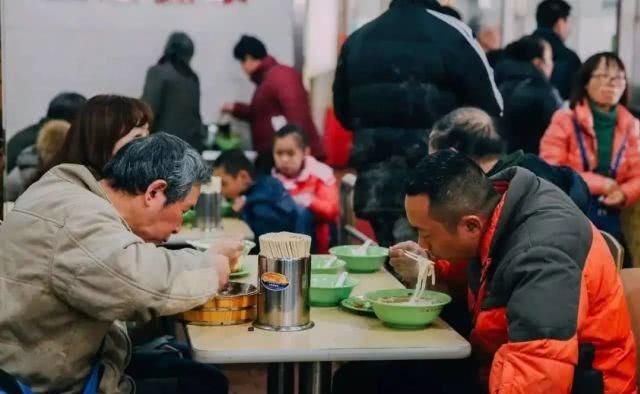 『碱面』一起等候这一碗英雄人物城市的柔情似水!