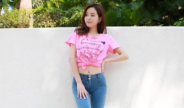 优雅有型的牛仔裤美女，充满妩媚范儿，网友：动人心扉