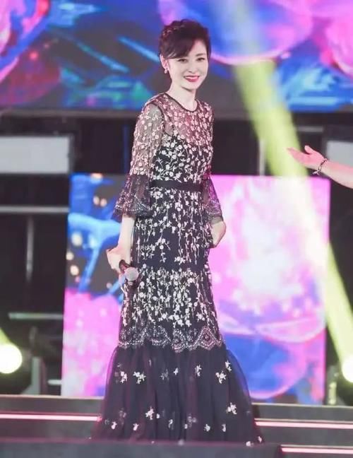  『样式』周涛52岁晒美照，穿白色上衣利落大方，诠释真正的东方美