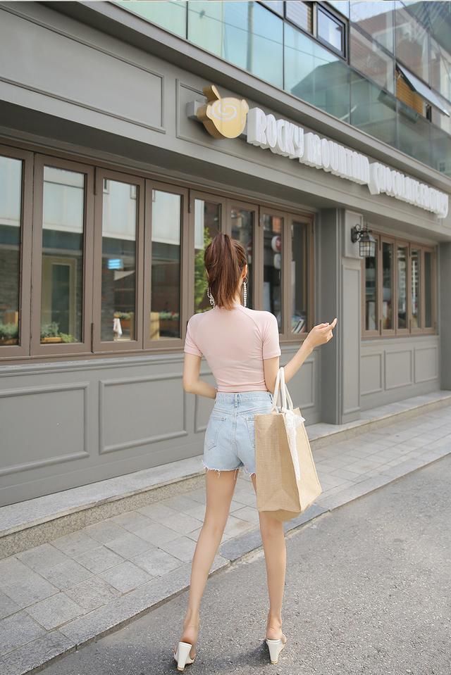 美丽牛仔热裤小姐姐，秀出高跟美腿，很有魅力