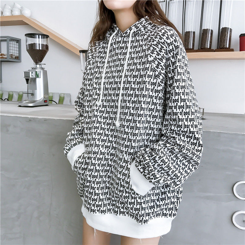 20几岁的姑娘，去年的卫衣别穿错了，今年流行这种慵懒风