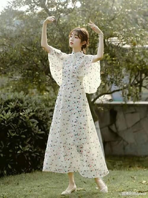  『碎花』“碎花裙”在春天如何搭配？这样甜美和浪漫的气质，你也能穿出来