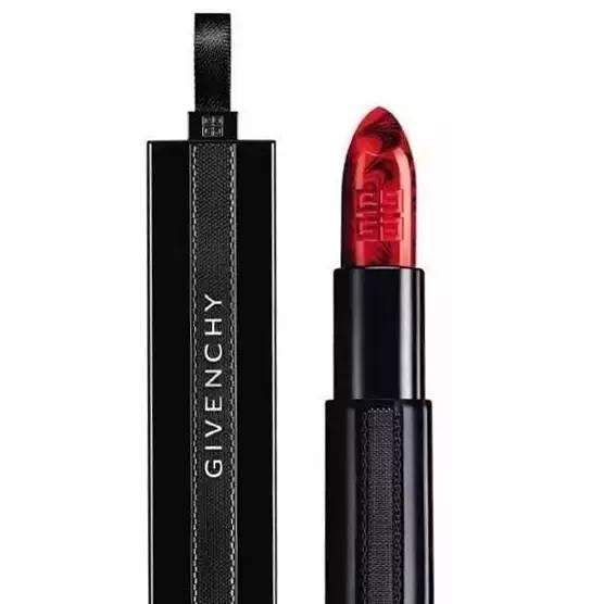 砖红色，吃土色已经OUT了!水红色口红颜色才是今年秋天的流行色