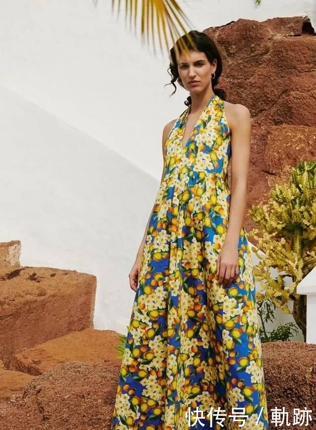 『花朵』2020开春 流行穿“开满花”的裙子,谁穿谁美!