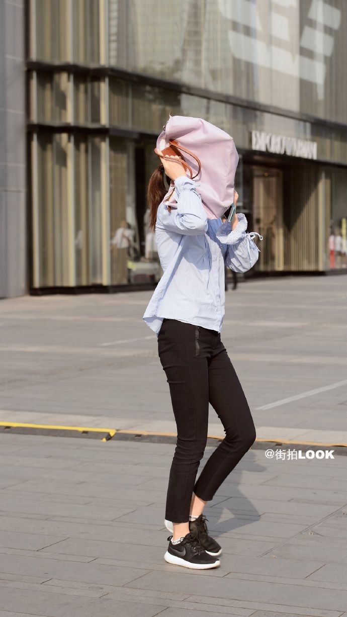 穿雕花紧身裤的漂亮小姐姐，气质高雅，让人耳目一新