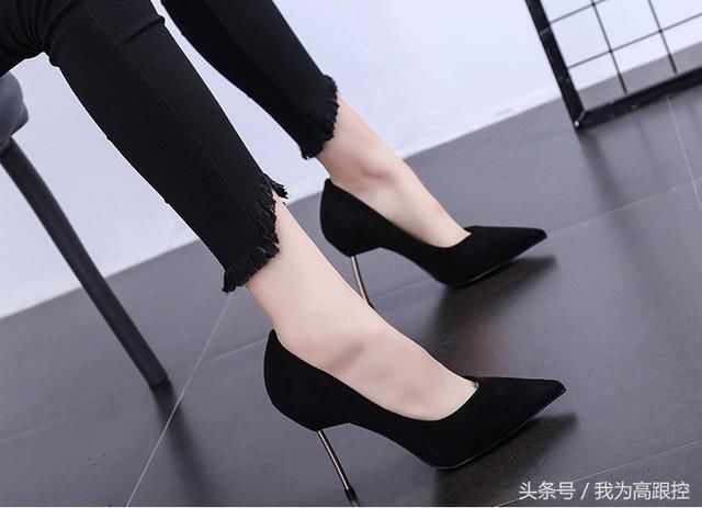 吸管般的小细鞋跟,给人一种岌岌可危的感觉
