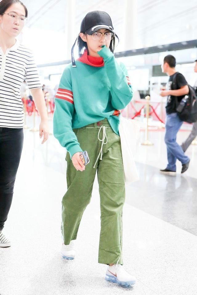 张子枫的刘海和裙子,看着忒土气,网友:花重金换个造型师吧