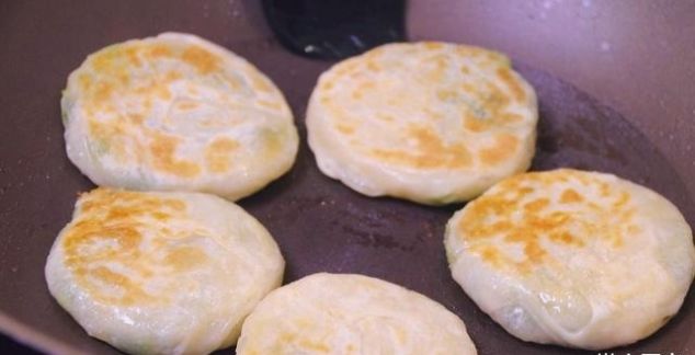  咬一口：宅在家教你做葱油饼, 咬一口酥掉渣, 我家三天两头吃