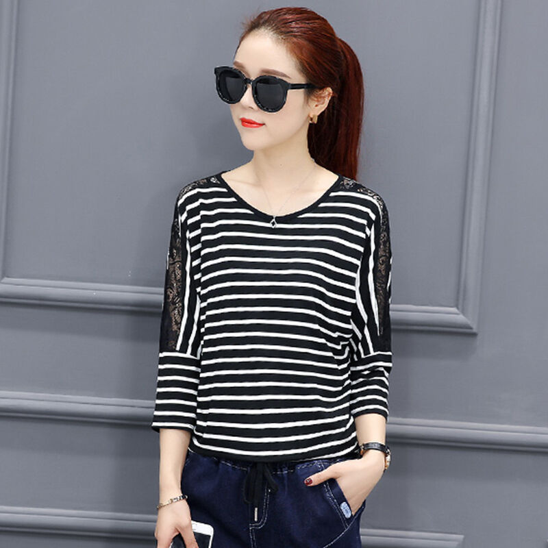 女人丰满有个好处，即使穿白菜价紧身T恤，曼妙身材也能美到极致