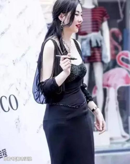 街拍：成熟的美少女, 黑色吊带裙臀围紧致, 皮肤又白有好看