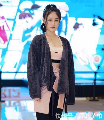 『别致』街拍:身材高挑的气质美女,黑色大衣别致腰带设计,腰身更显纤细