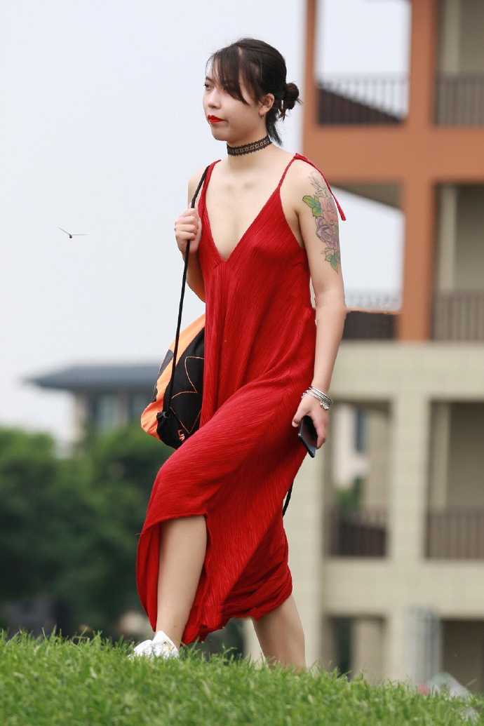 公园里白胖的小姐姐, V领吊带连衣裙穿真低, 散发出十足的女人味!