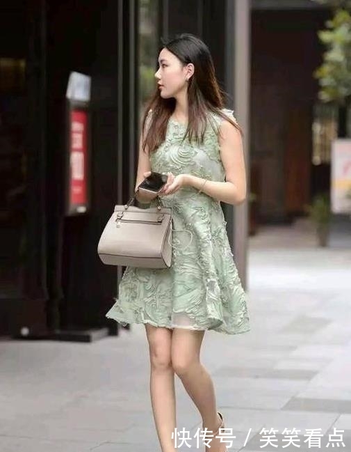  『尽显』街拍美女：身材紧致的小姐姐，紧身裙穿搭，尽显时尚魅力！