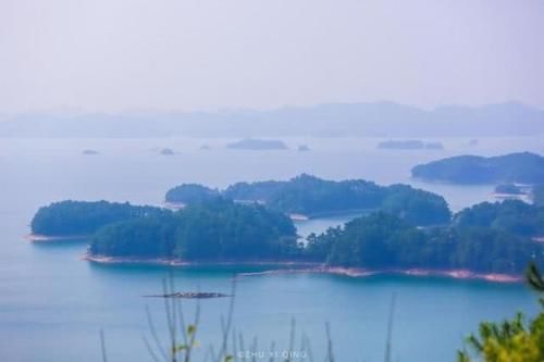 国内第一大人工湖，湖中有一千多座岛屿，曾为它淹没两座千年古城