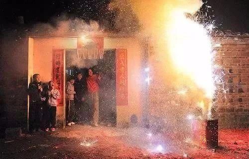 “禁炮令”部分地区春节不允许放鞭炮农民一个问题，专家哑口无言