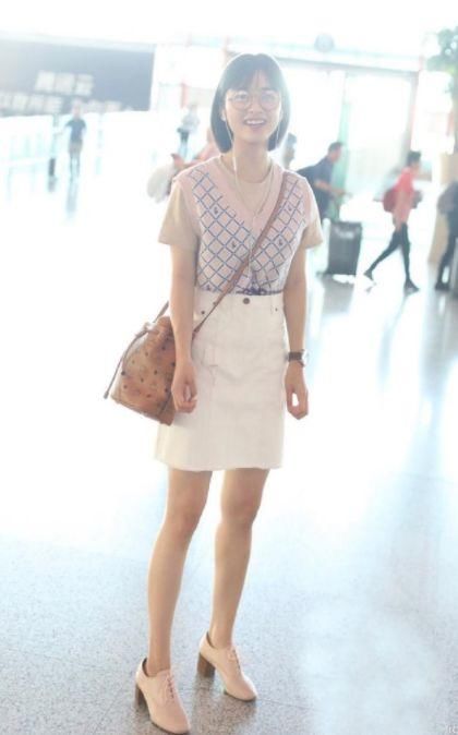 沈月机场终于穿高跟鞋，又瘦又美，总算相信她身高160cm体重90斤