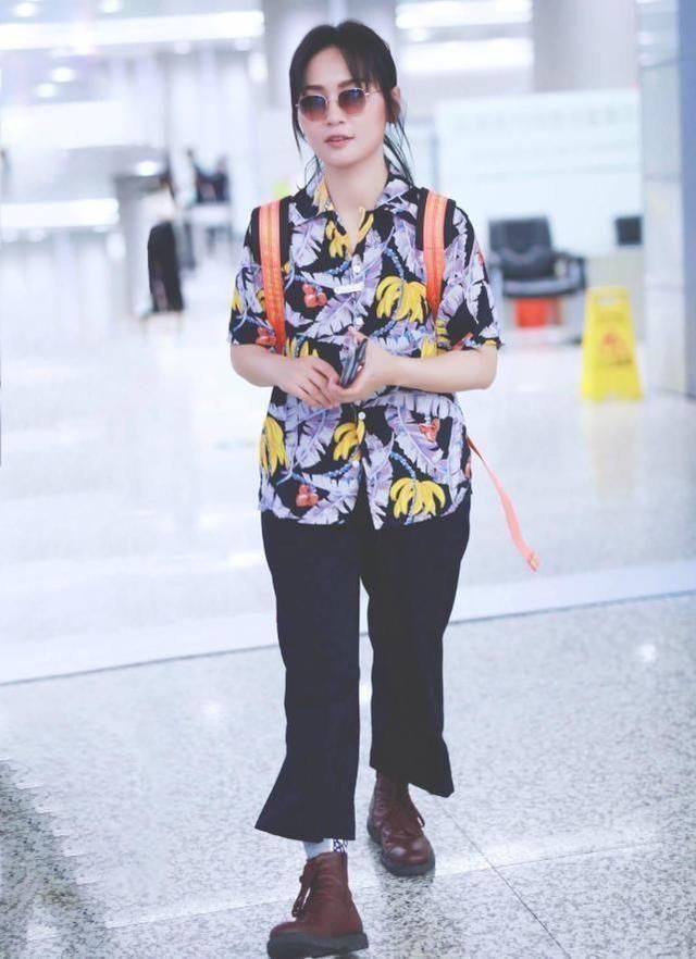 周笔畅对自己的身高真自信，长裙配运动鞋，网友：还不是有内增高