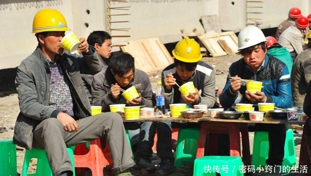  [秋收]一些地方在中秋节前出现了“用工荒”，一天几百没人做，