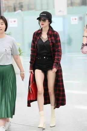 杨幂真牛！这个短的牛仔短裤也穿出门，网友：小糯米看到会怎么想