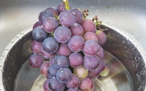 葡萄有没有打激素看三个地方就对了，学会后再也不怕买到激素葡萄