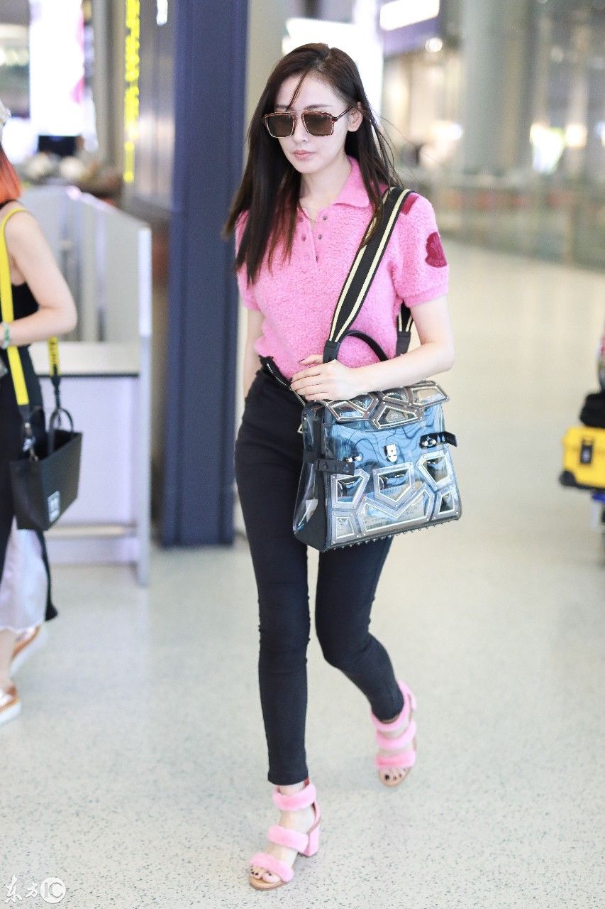 张天爱现身上海，网友:能不能把裤子拉链拉好呢?