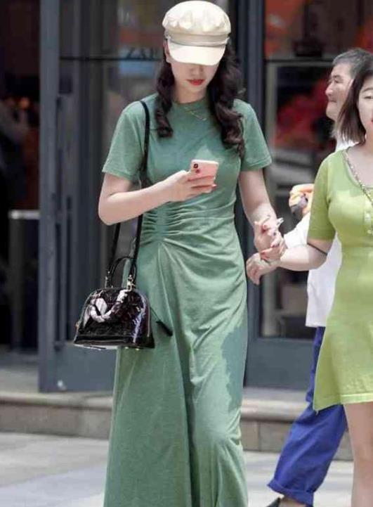 #俏丽#街拍:妍姿俏丽的美女,身穿白色的长袖连衣裙,唯美大气