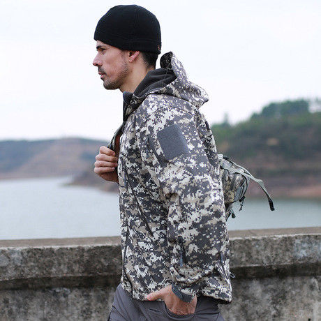 力压群雄的“新型冲锋衣”,防风防雨不折皱,7080后穿刚好