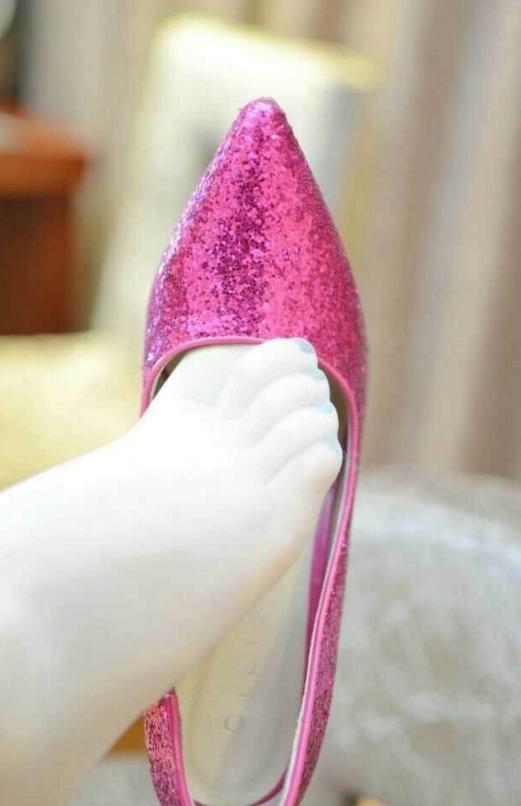 美脚搭高跟鞋:有谁相信这双艳丽的高跟鞋是网上买的?