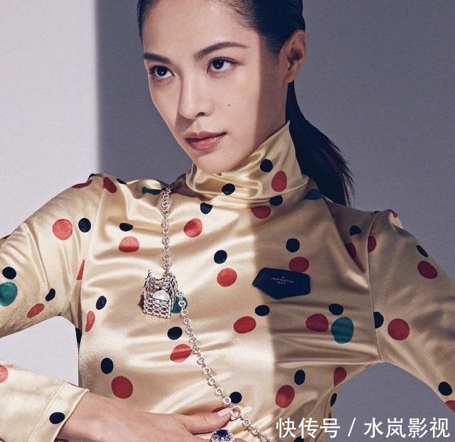 「蓝色」杨澜穿一袭湖蓝色缎面裙尽显优雅气质,这才是中年女性该有的模样