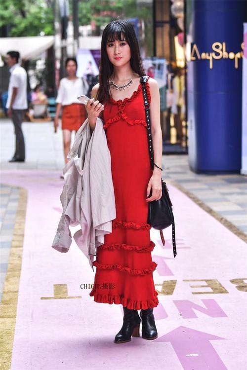 街拍：穿搭不选贵的，只穿对的，穿搭对了，你就出彩了