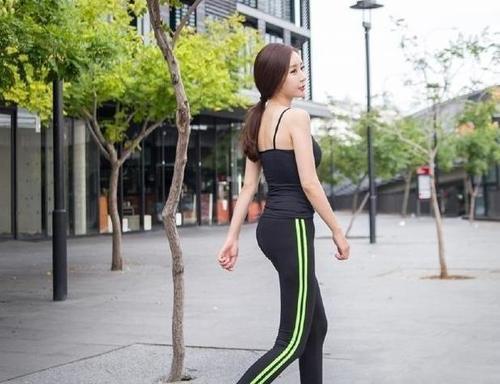 街拍:甜蜜的紧身打底裤小姐姐,清爽有活力!