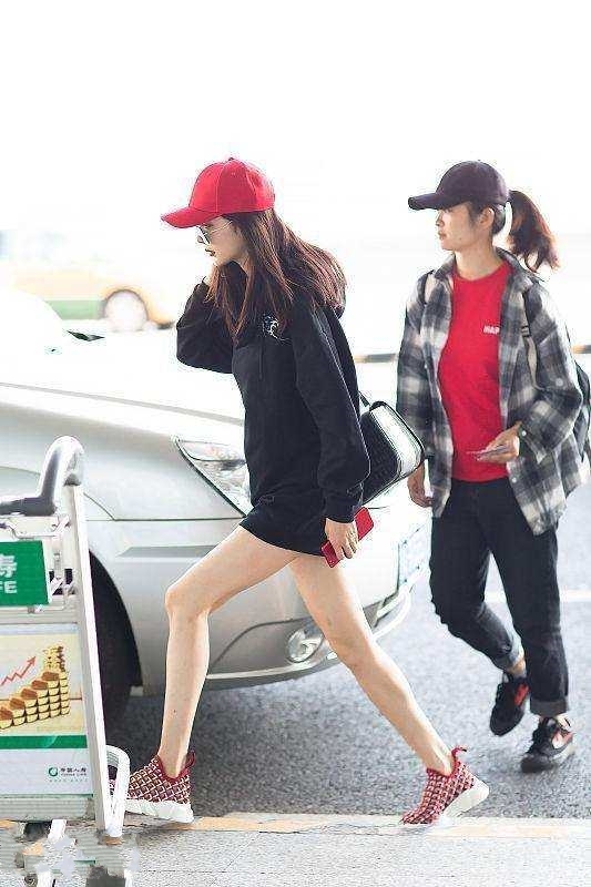 杨幂抹胸碰上苍井空，网友：我选苍井空因为她演的好！