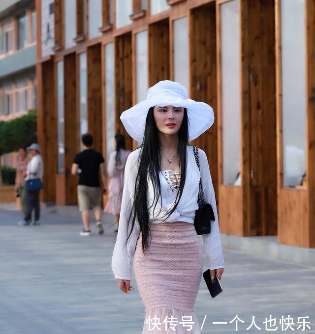 街拍纯净甜美时髦的小姐姐，身材凹凸有致穿着性感撩人！