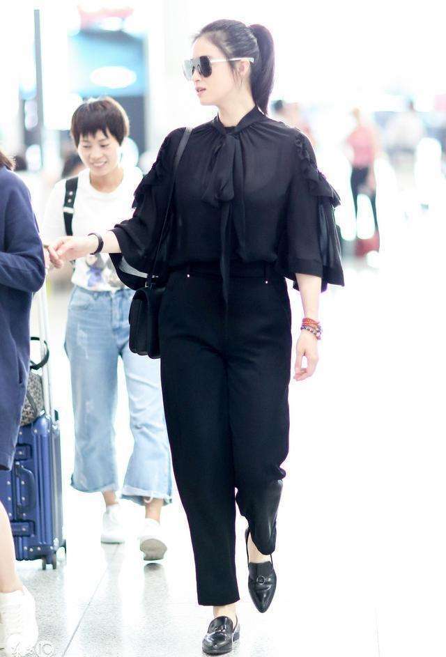 162王子文与171蒋欣, 同穿一身黑现身机场, 一个似超模一个是矮胖