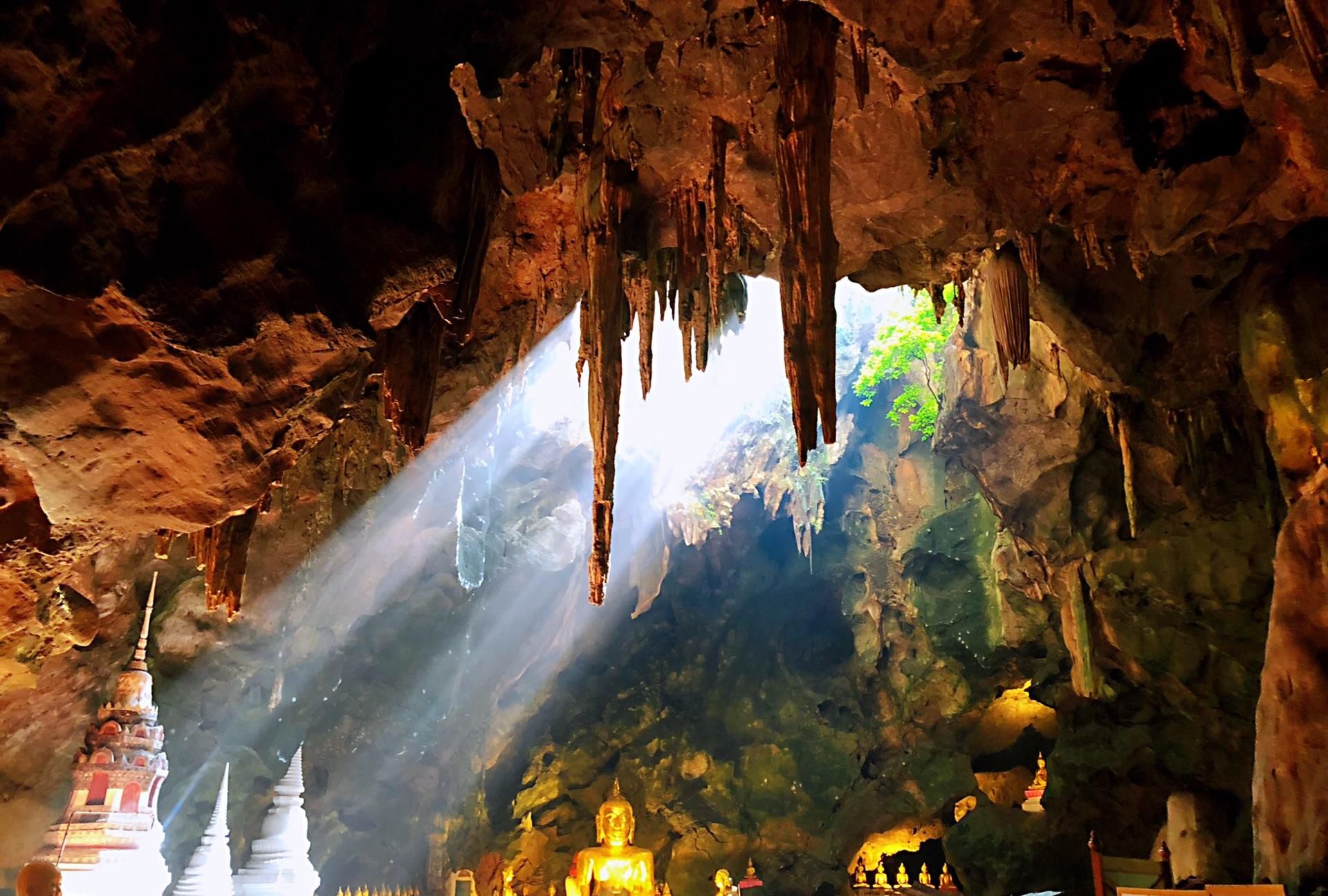 一座藏于钟乳石洞的寺庙，洞内遍布佛像，还有一副国王题字