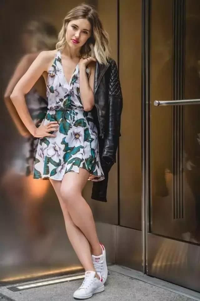 丢掉磨脚的高跟鞋，秋季pick裙子+运动鞋，给你想不到的美