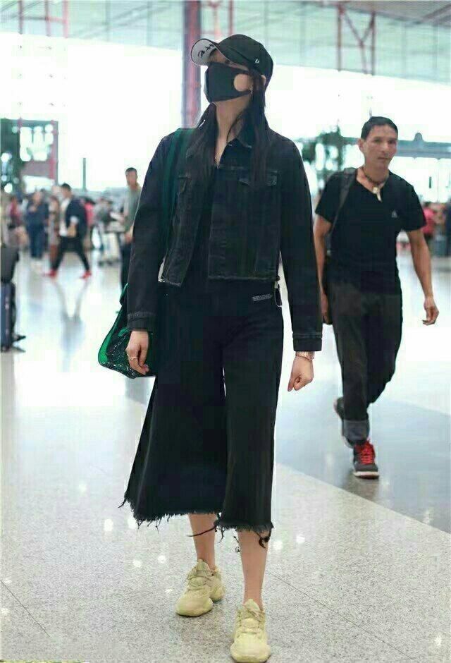 刚美几天就飘了？关晓彤活生生把自己穿出“大象腿”既视感！