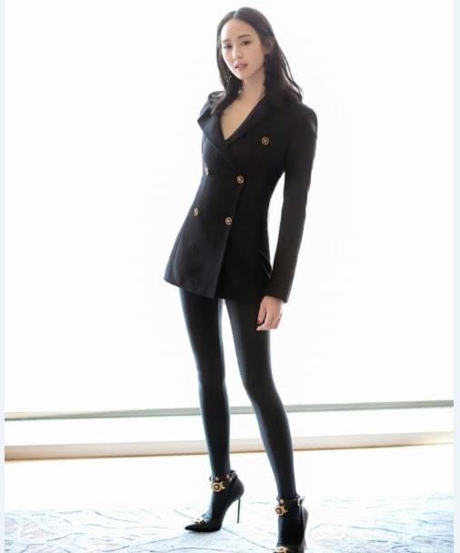 张钧宁不愧是第一气质美女,撞衫舞王蔡依林,细腰长腿完胜!